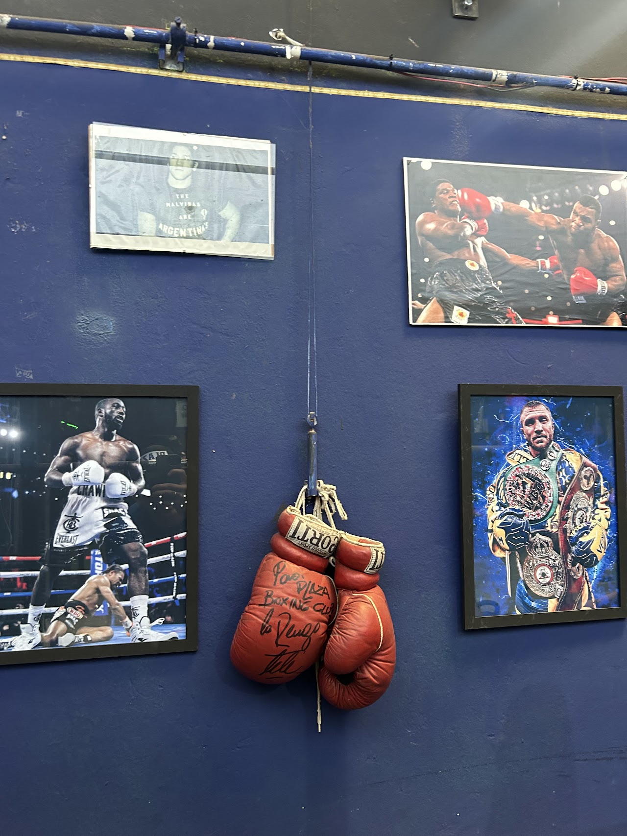 Cinturones de campeonato, trofeos y fotos históricas